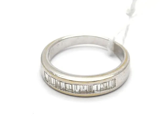 Ring vitguld 18K 3,9g Ø16¼ med diamanter 13xca0,03ct, en diamant skadad
