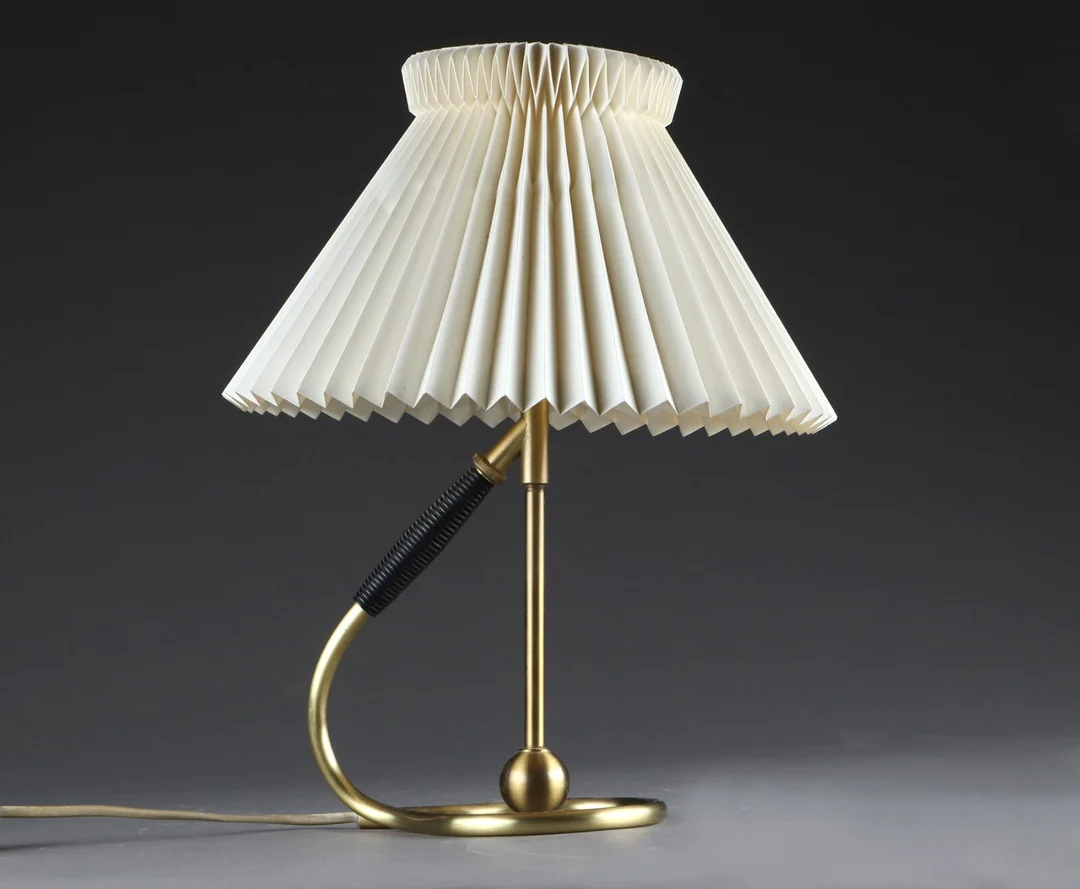 Kaare Klint. Bordlampe/væglampe af messing, model 306 — Lamps and lighting/Table lamps — Lauritz