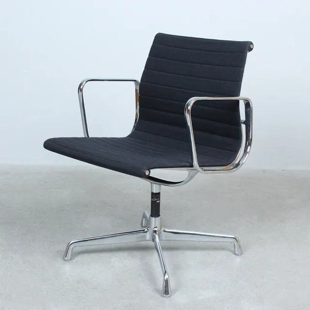CHARLES & RAY EAMES. Vitra. Stuhl / Bürostuhl, Modell 'Alu Chair EA108', Aluminium, Hopsak, Entwurf 1958, USA.