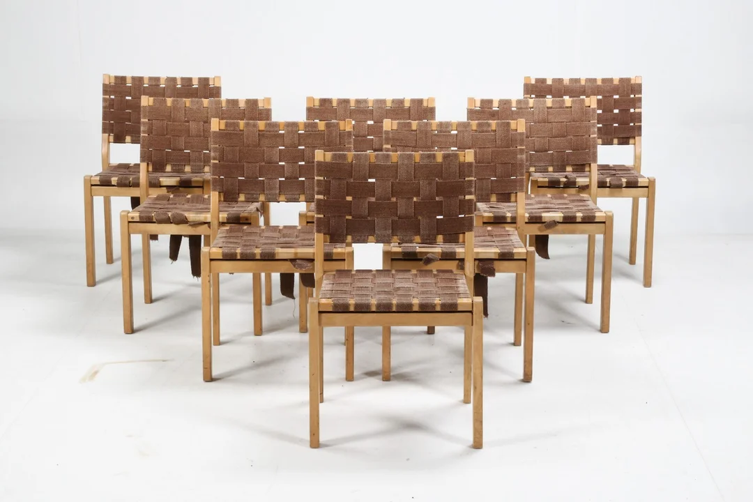 Alvar Aalto. Eight dining chairs / stacking chairs, model 611 (8) — Furniture/Chairs — Lauritz