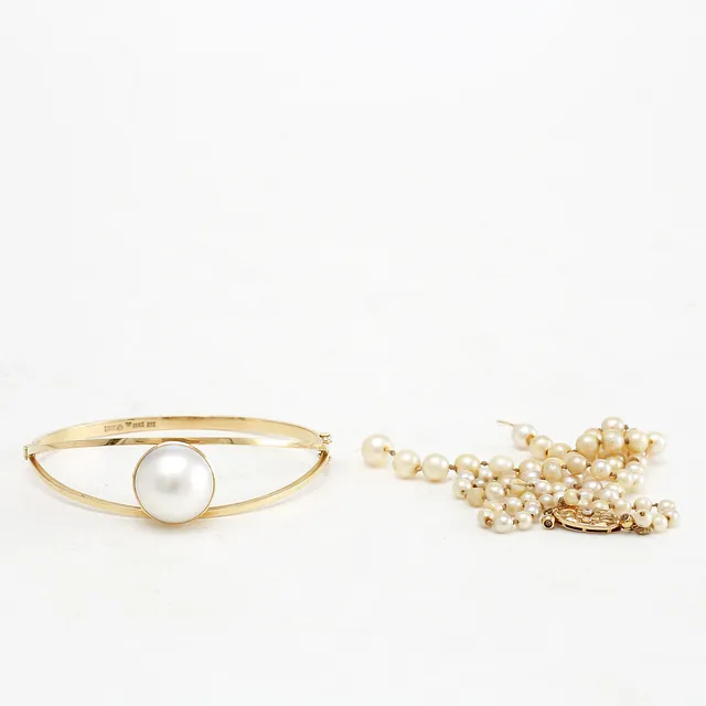 ARMBAND och COLLIER, odlade pärlor och 18k guld. Totalvikt 30,7 gram.