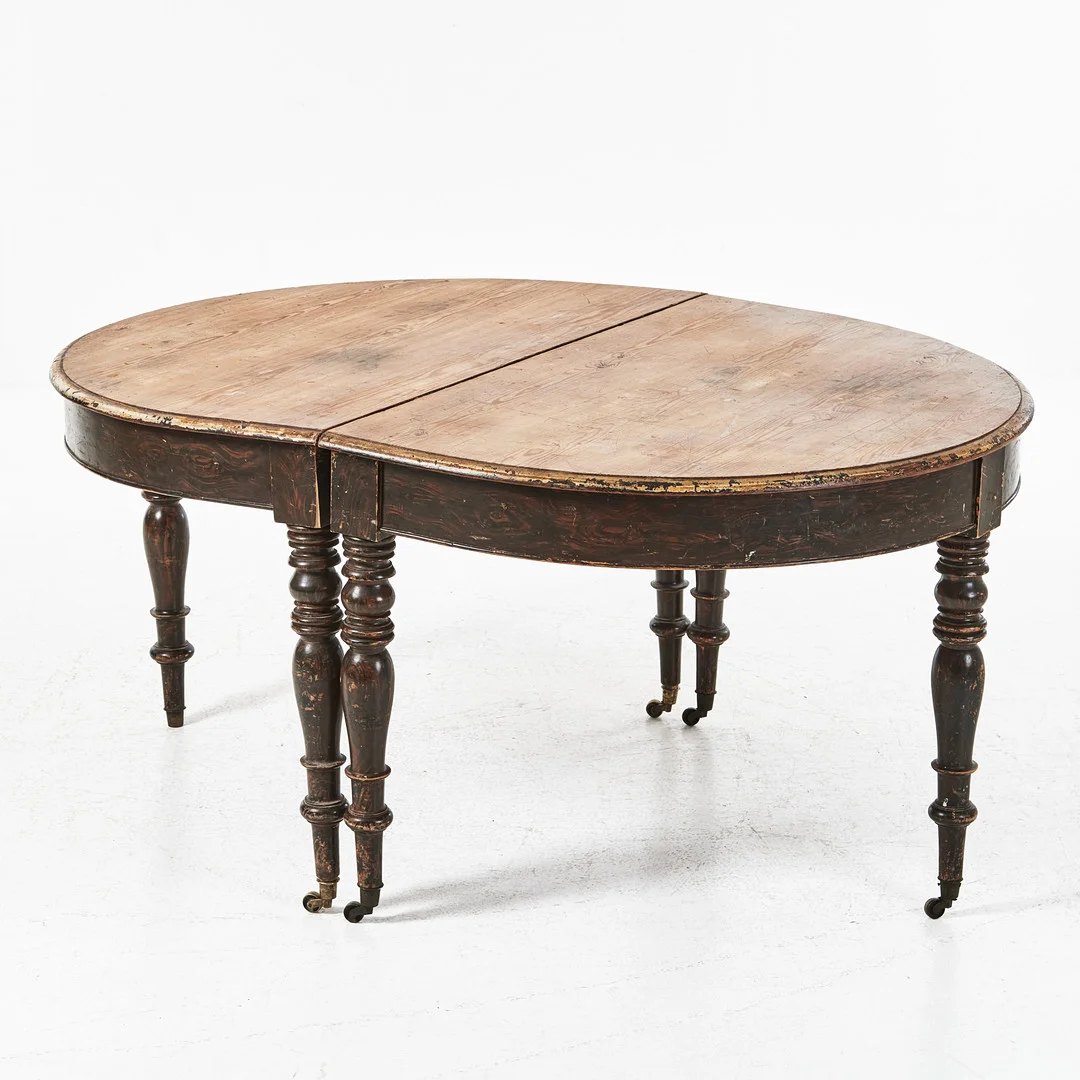 MÅNBORD, 1800-tal, furu, svarvade ben, hjultrissor i mässing. — Tables — Stockholms Auktionsverk Magasin 5