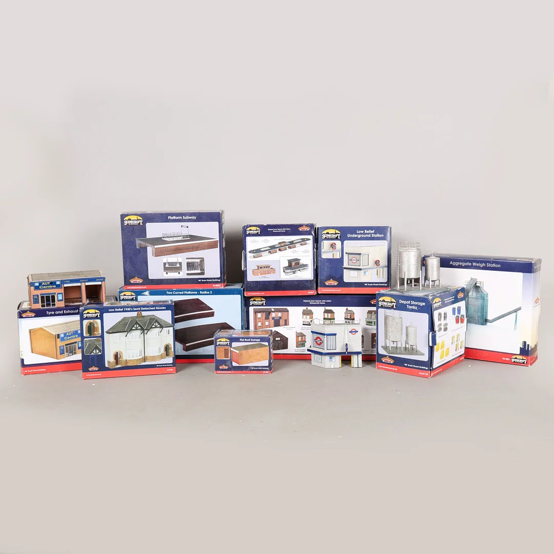 BACHMANN BRANCH-LINE OO GAUGE SCENECRAFT ITEMS (10). — Model railways — Bishop & Miller