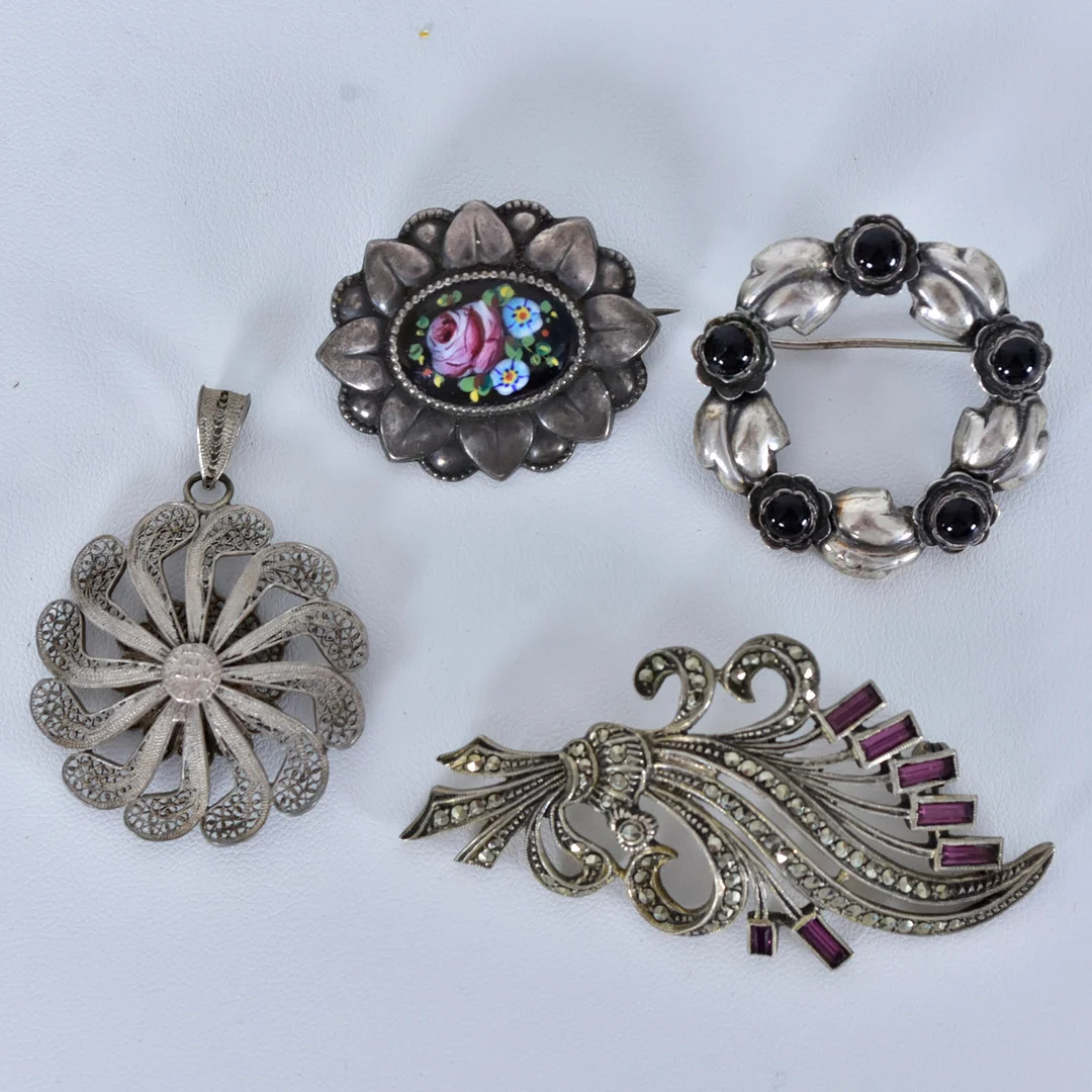 BROSCHER SAMT HÄNGE, 4 delar, silver. — Brooches & Pendants — Halmstads Auktionskammare
