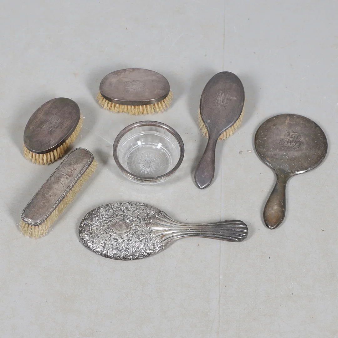 A QUANTITY OF SILVER BACKED DRESSING TABLE ITEMS. — Silver — Lawrences Auctioneers