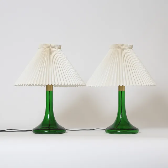 POUL CHRISTIANSEN. Le Klint / Holmegaard. Et par bordlamper af grønt glas, model 363 (2).