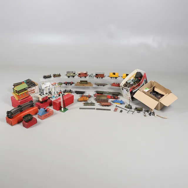 A QUANTITY OF HORNBY 0 GAUGE ROLLING STOCK, TRACK AND BOXES.