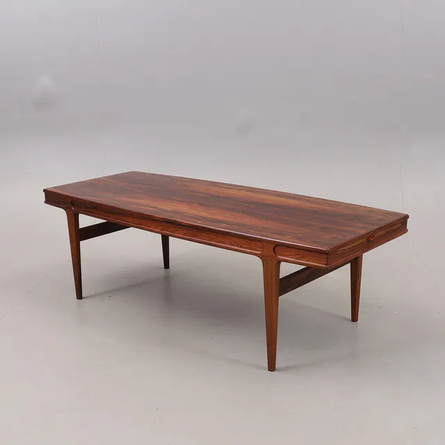 JOHANNES ANDERSEN. Soffbord, jakaranda, 1960-tal.