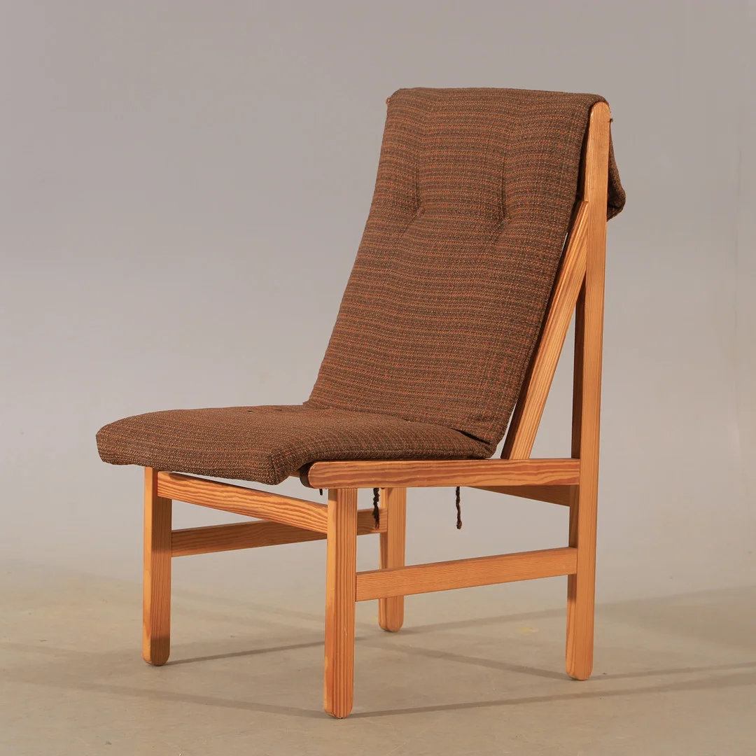 BERNT PETERSEN. Stol, "Kludestolen", furu med textilklädsel. — Armchairs & Chairs — Helsingborgs Auktionskammare