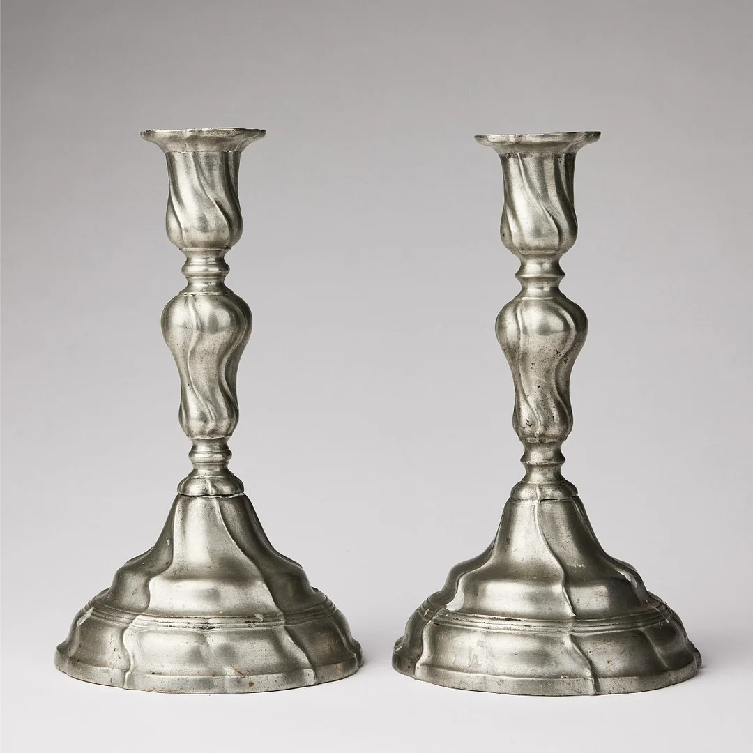 GUDMUND ÖSTLING (mästare i Vimmerby 1762-1790), ett par snarlika ljusstakar, fyrstämplade, Vimmerby 1775 och 1780. — Candlesticks — Stockholms Auktionsverk Fine Art
