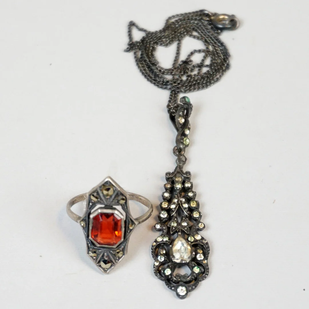 HÄNGE SAMT RING, silver, kedja i metall. — Brooches & Pendants — Roslagens Auktionsverk