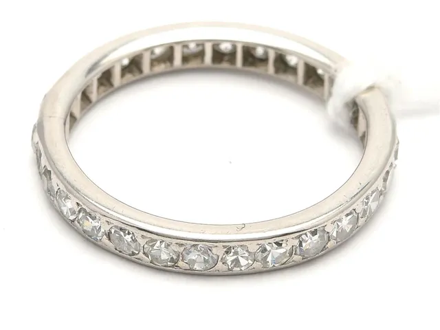 Ring Pt 3,6g Ø17¼ med diamanter åttkantslipade 28xca0,03-0,04ct, 6 dia skadade