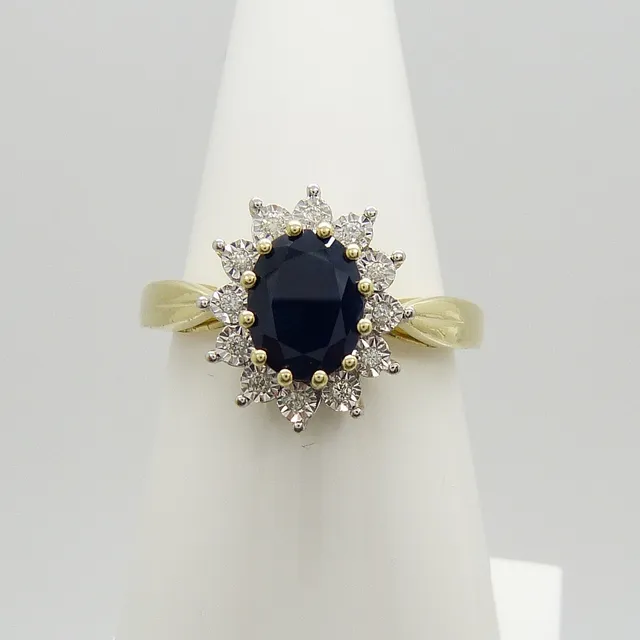 OVAL SAPPHIRE & DIAMOND RING.
