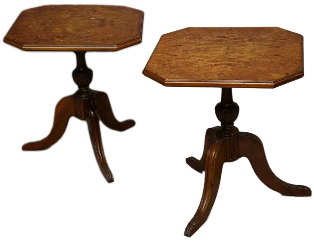 PAREJA DE MESAS AUXILIARES CON SOBRE OCTOGONAL. MADERA DE RAIZ. INGLATERRA. SIGLO XX.