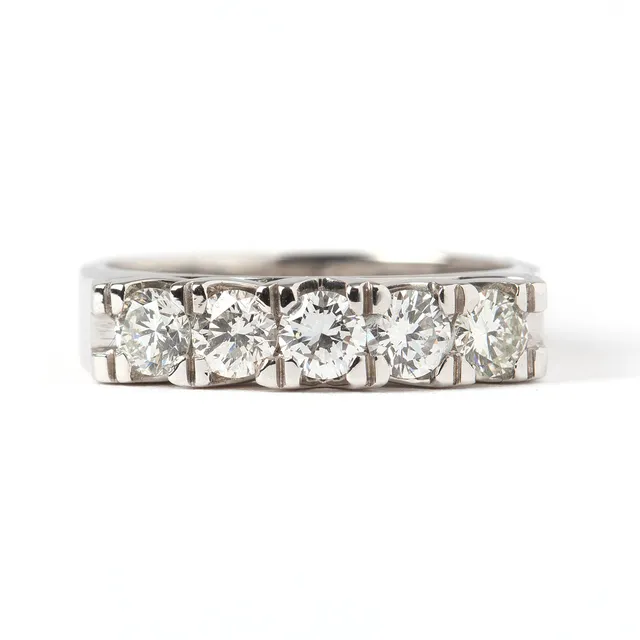 RING, 18K vitguld med diamanter.