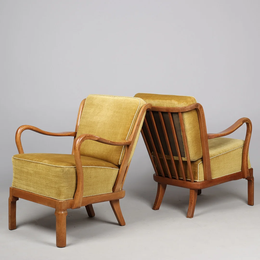 DANSK MØBELDESIGN. Et par lænestole med stel og armlæn af bejdset bøg, løse hynder betrukket med gulgrønt velour, antageligt udført hos Slagelse Møbelværk, Danmark, ca. 1940'erne, (2). — Armchairs & Chairs — Palsgaard Kunstauktioner