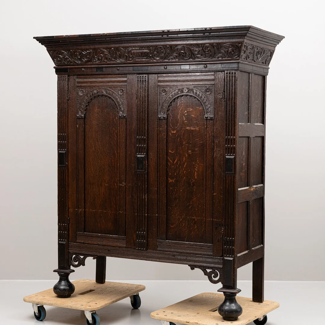 SALSKÅP, barockstil, delvis 1700-tal. — Cupboards, Cabinets & Shelves — Auktionshuset Kolonn