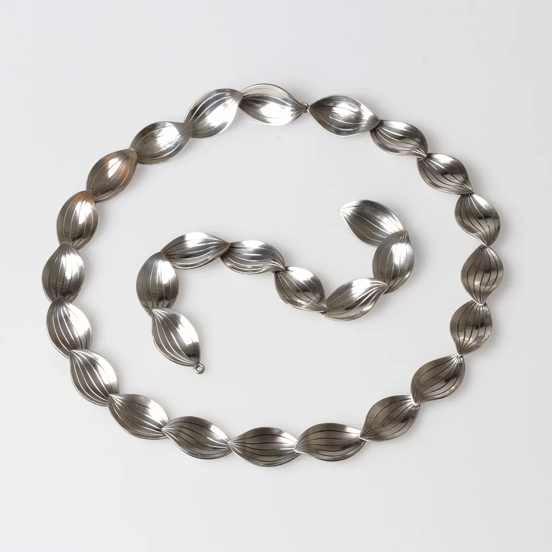 SIGURD PERSSON. Collier och armband, sterlingsilver, Stigbert, Heribert Engelbert, Stockholm 1951. — Jewellery Suites — Skånes Auktionsverk