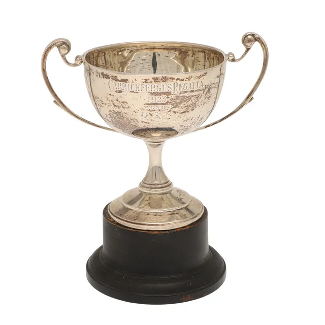 A SMALL GEORGE V SILVER TWIN HANDLED TROPHY CUP.