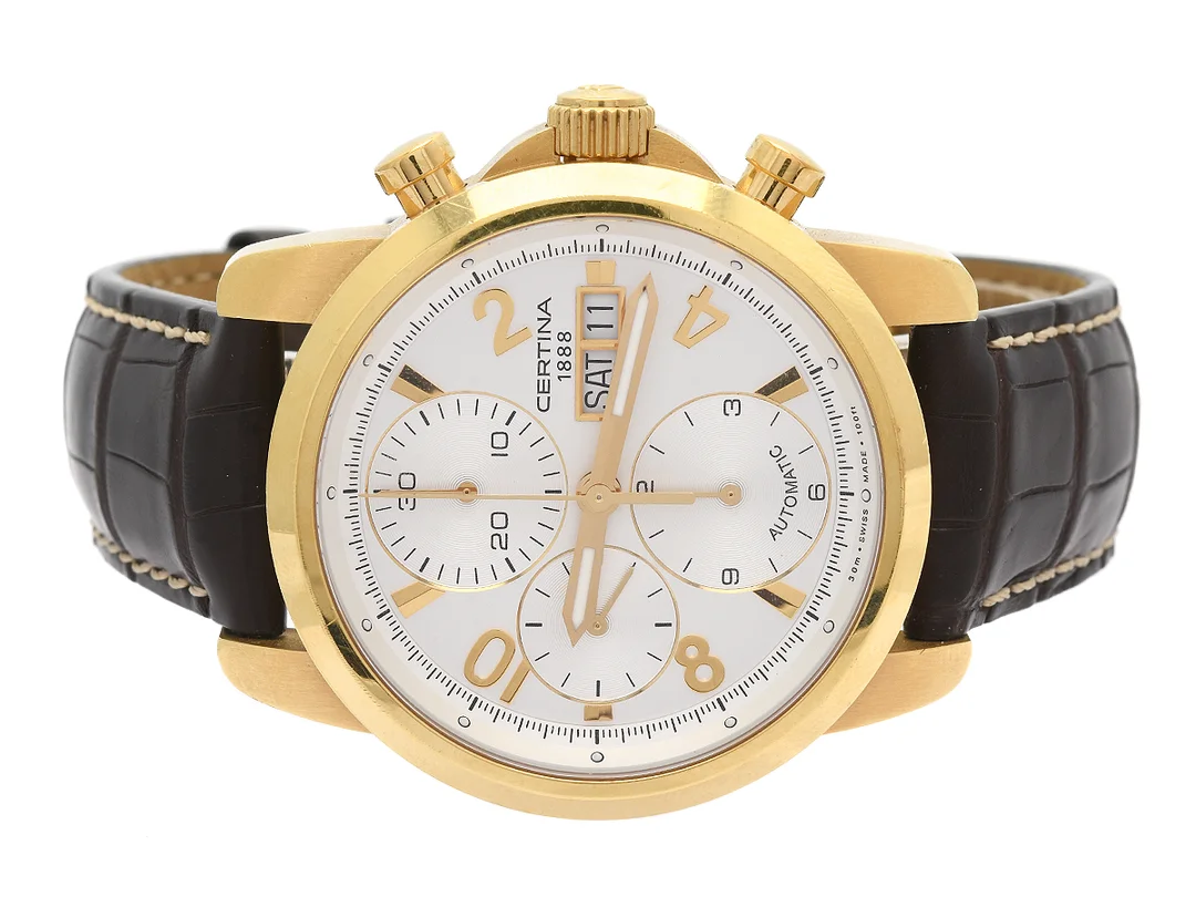 CERTINA, DS Podium, Cal ETA 7750, Serie nr. 018, Ref nr. 674.9400.68.16, Boett nr. 674.9400.68, kronograf, herrur, 42 mm, 18K guld, automatisk, safirglas, dag, datum, glasbaksida, läderband, viklås i doublé, cert, april 2010, box. — Klockor/Certina — Kaplans