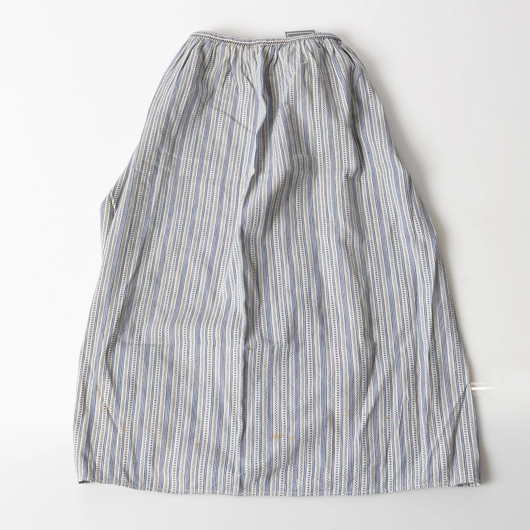 FÖRKLÄDEN, 2 stycken, till folkdräkt / häradsdräkt, 1900-talets första hälft. — Other — Stockholms Auktionsverk Helsingborg
