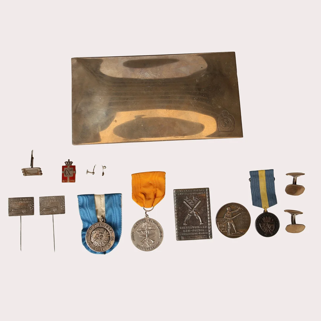 DIVERSE SILVERFÖREMÅL, cigarettetui, medaljer, manschettknappar och plaketter. — Silver — Limhamns Auktionsbyrå