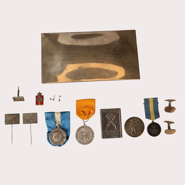 DIVERSE SILVERFÖREMÅL, cigarettetui, medaljer, manschettknappar och plaketter.