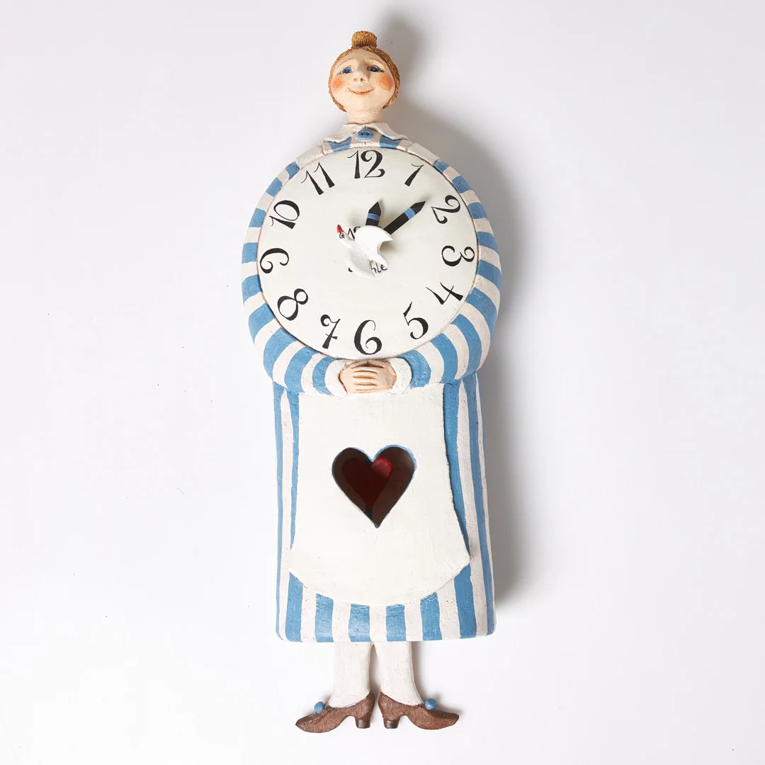 GUNILLA STÅHLE (1934-2021). Väggur / väggskulptur, stengods, i form av dam, signerad och daterad 1998. — European — Stockholms Auktionsverk Sickla