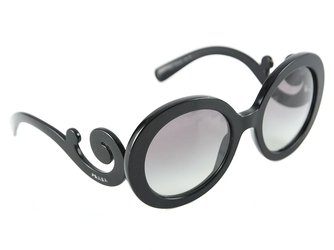 SOLGLASÖGON, PRADA, SPR 27N, 55 22, svarta bågar, svarta glas, etui, ytterkartong. — Accessoarer/Solglasögon — Kaplans