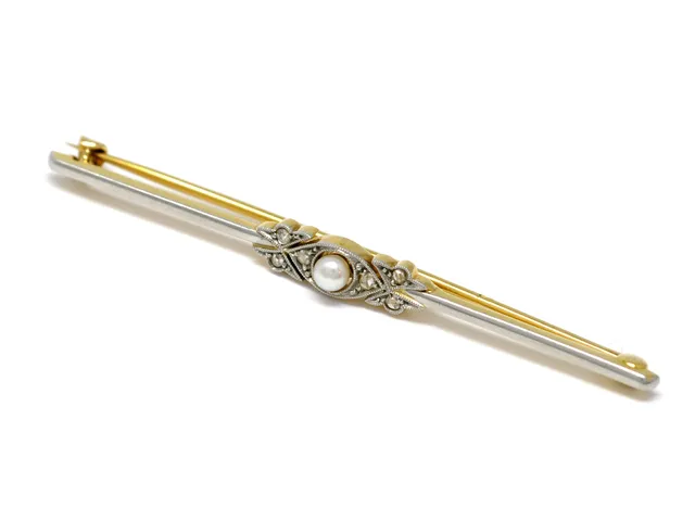 BROSCH, 18K guld/vitguld, orientalisk pärla, 6 rosenslipade diamanter, längd 5,5 cm, vikt 4,3 g.