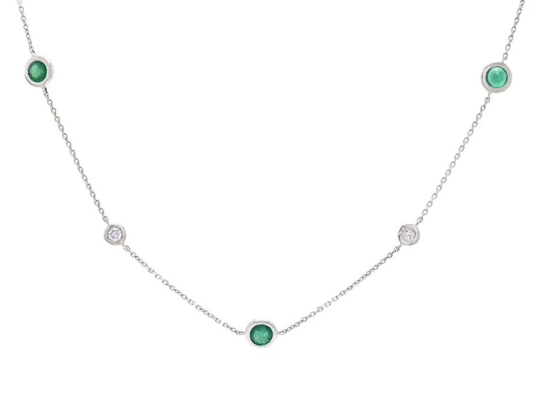 COLLIER, 18K vitguld, 3 smaragder ca 0,68 ctv, 3 briljantslipade diamanter ca 0,16 ctv, ca W/SI-P, längd 46/43,5 cm, vikt 2,2 g, smaragderna har ytliga inneslutningar, sprickbildningar och nagg, en diamant har nagg vid kuletten. — Smycken/Collier — Kaplans