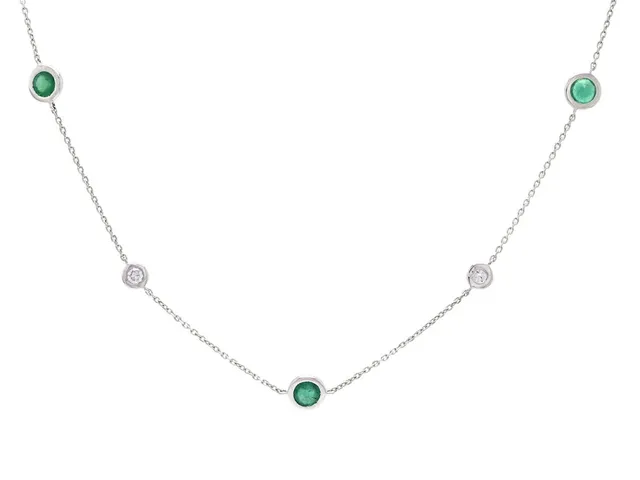 COLLIER, 18K vitguld, 3 smaragder ca 0,68 ctv, 3 briljantslipade diamanter ca 0,16 ctv, ca W/SI-P, längd 46/43,5 cm, vikt 2,2 g, smaragderna har ytliga inneslutningar, sprickbildningar och nagg, en diamant har nagg vid kuletten.