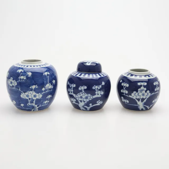 BOJANER, 3 ST, KINA, porslin med dekor i form av blommande prunus, 2 st med cracked ice, 1900-talets mitt.