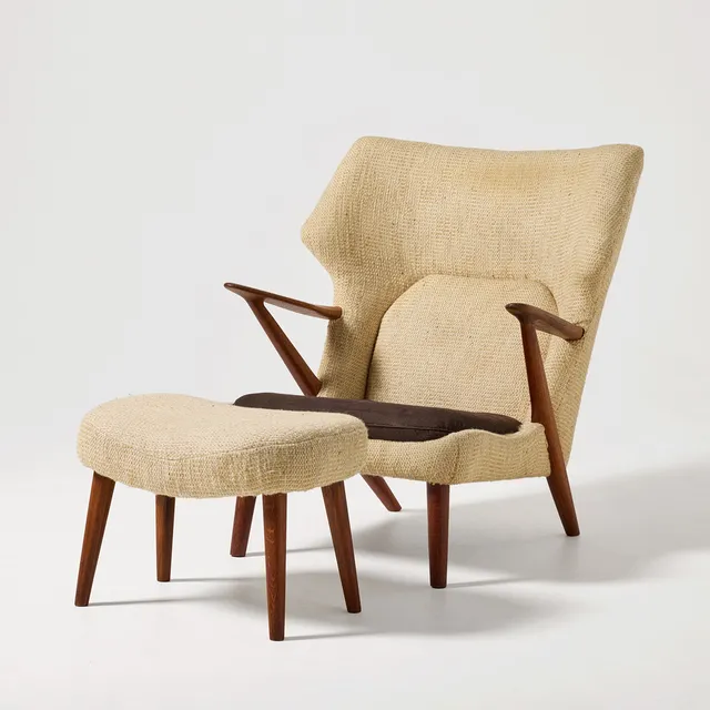 KURT OLSEN. Fåtölj, Slagelse Møbelværk, Danmark 1950-tal, modell 221, respektive pall, Ib Madsen & Acton Schubell, Madsen & Schubell Co, Danmark 1950-tal, brunbetsad ek, klädda i ljust tyg med kontrasterande sittplymå.