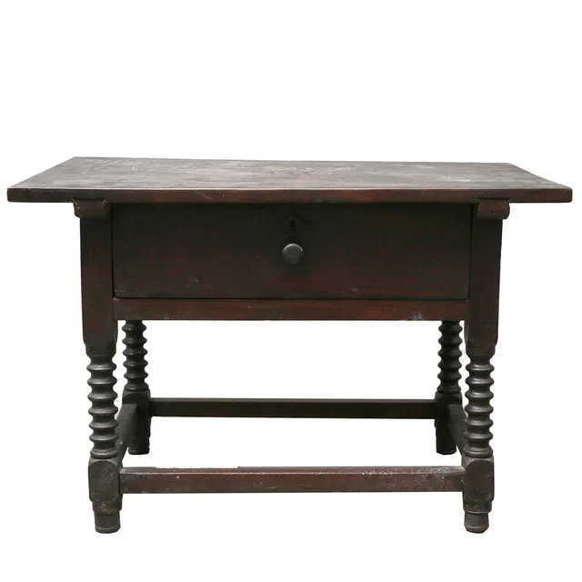 Baroque style table in walnut wood, from the 19th century.