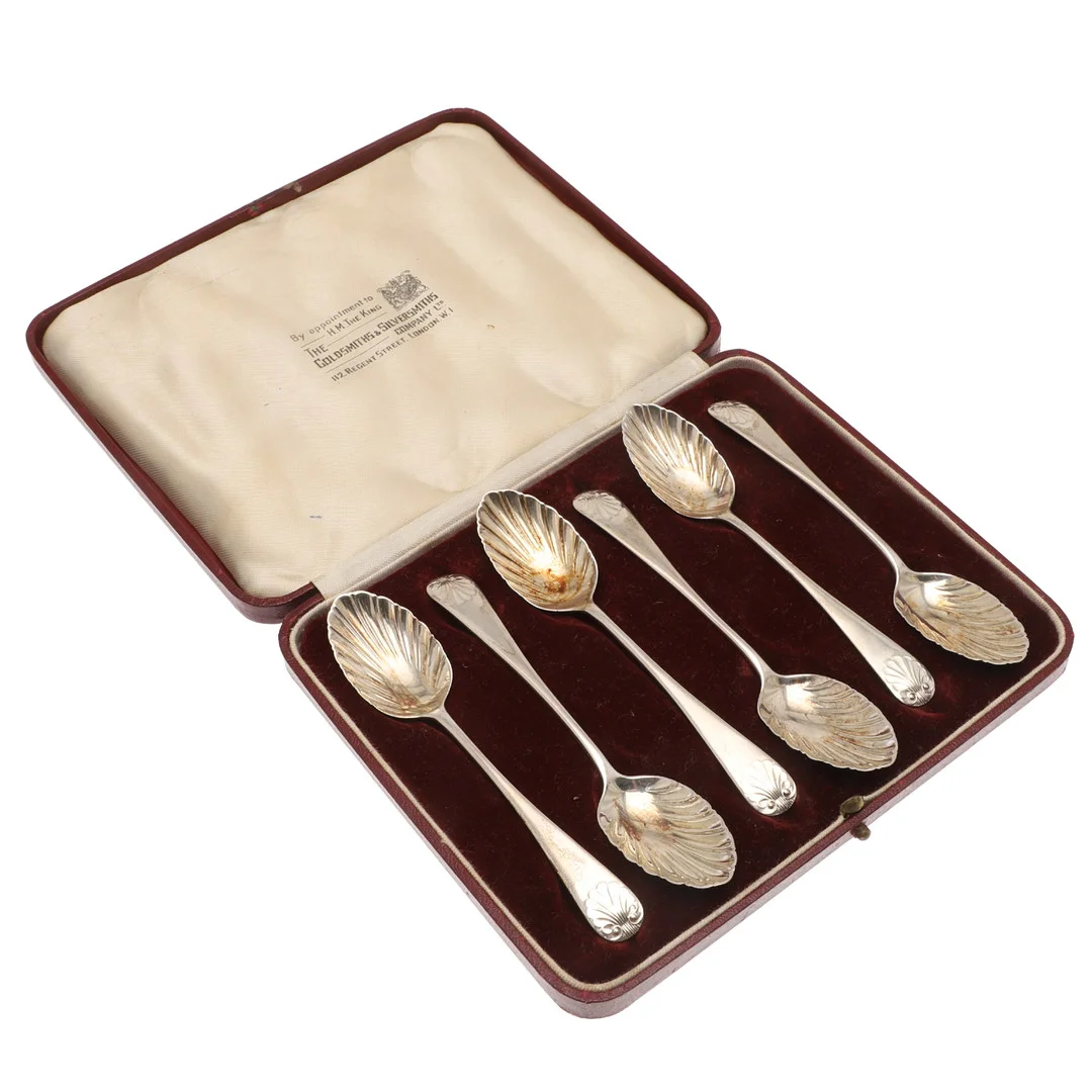A CASED SET OF SIX EDWARDIAN SILVER OLD ENGLISH SHELL PATTERN TEASPOONS. — Silver — Lawrences Auctioneers