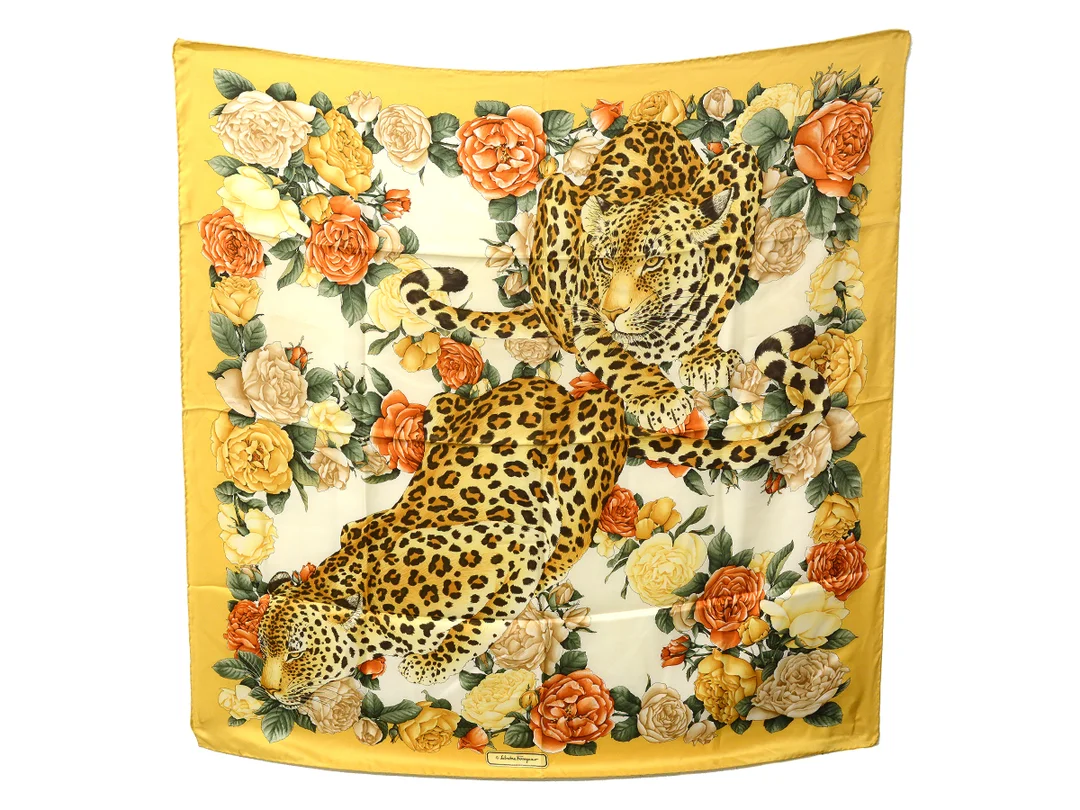 SCARF, SALVATORE FERRAGAMO, 100% siden, 90x90cm, vit botten, gul bård, rosor, Gepard, originalkartong. — Accessoarer/Scarves — Kaplans