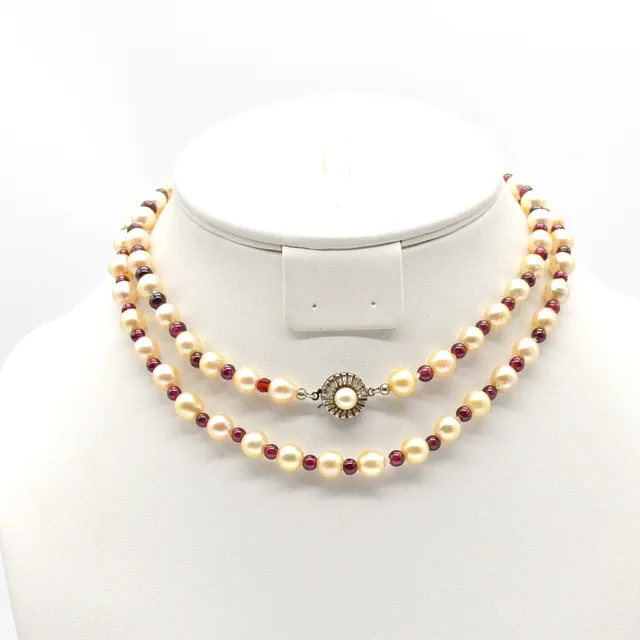 COLLIER AUS AKOJA UND ALMANDINEN PERLEN, MIT SILBERVERSCHLUSS, VINTAGE, CA. 36,5CM.