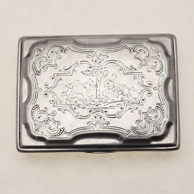 A CONTINENTAL RECTANGULAR SNUFF BOX.