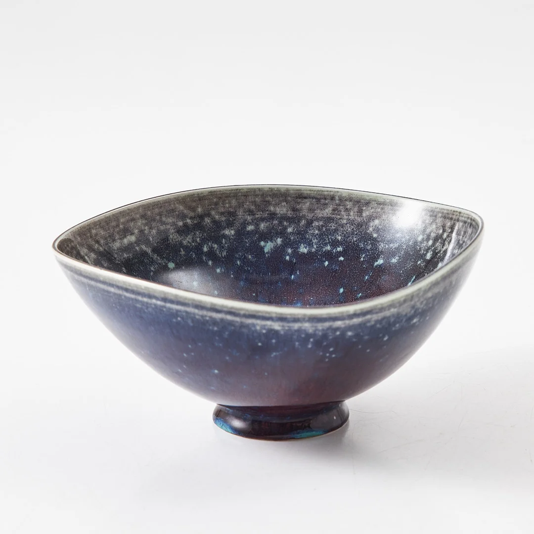 BERNDT FRIBERG. Skål, Gustavsbergs studio, stengods med aniaraglasyr. — European — Stockholms Auktionsverk Magasin 5