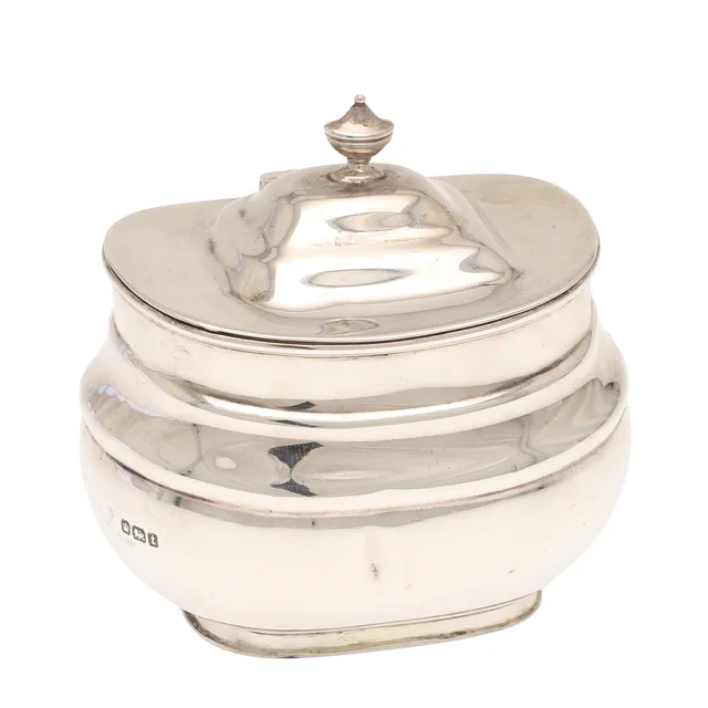 AN EARLY GEORGE V SILVER CADDY.