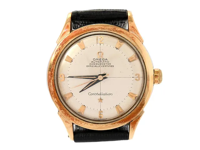 OMEGA, Constellation De Luxe, Chronometre, Cal 354, Serie nr. 13905552, Ref nr. KO 2652, Boett nr. 2652-13 SC, herrur, 35 mm, guld på stål, hammarautomat, plexiglas, utbytta/målade visare, skadad urtavla, läderband, ca 1953.