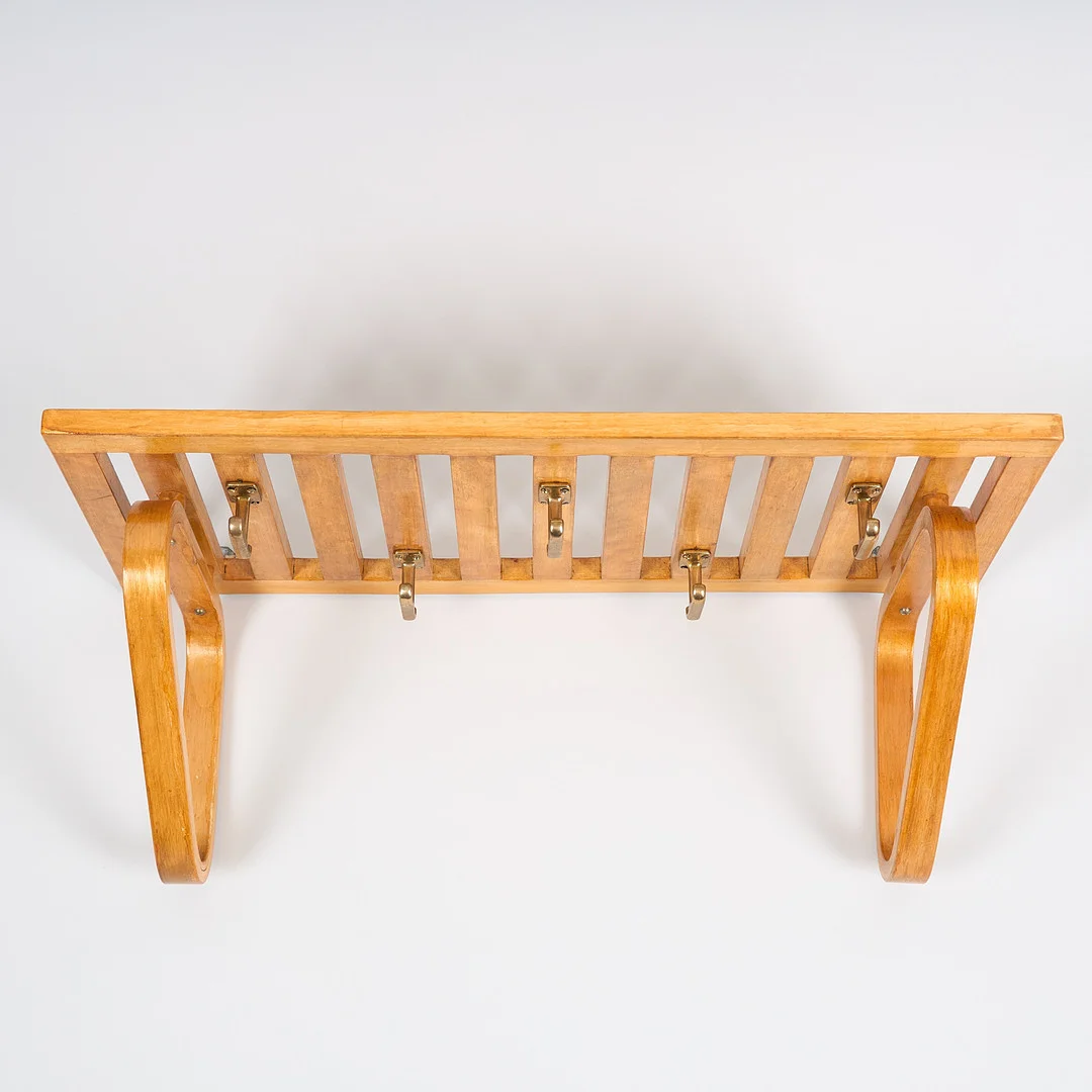 ALVAR AALTO. HATTHYLLA/KLÄDHÄNGARE, modell 113, O.Y. Huonekalu-ja Rakennustyötehdas A.B.1930/1940-tal. — Cupboards, Cabinets & Shelves — Stockholms Auktionsverk Helsinki