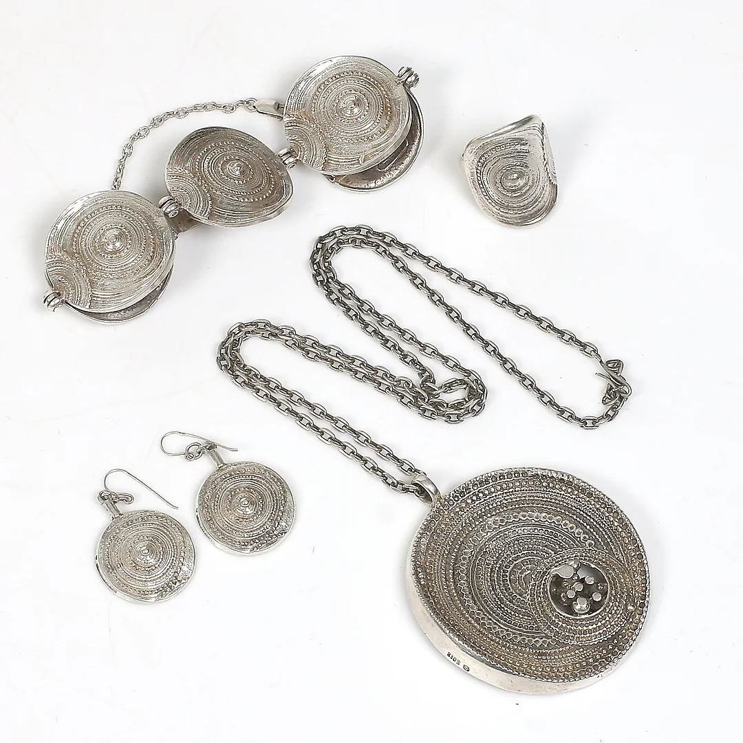 JORMA LAINE. Garnityr, 5 delar, silver, Finland, 1970-tal. Vikt 154 gram. — Jewellery Suites — Stadsauktion Sundsvall