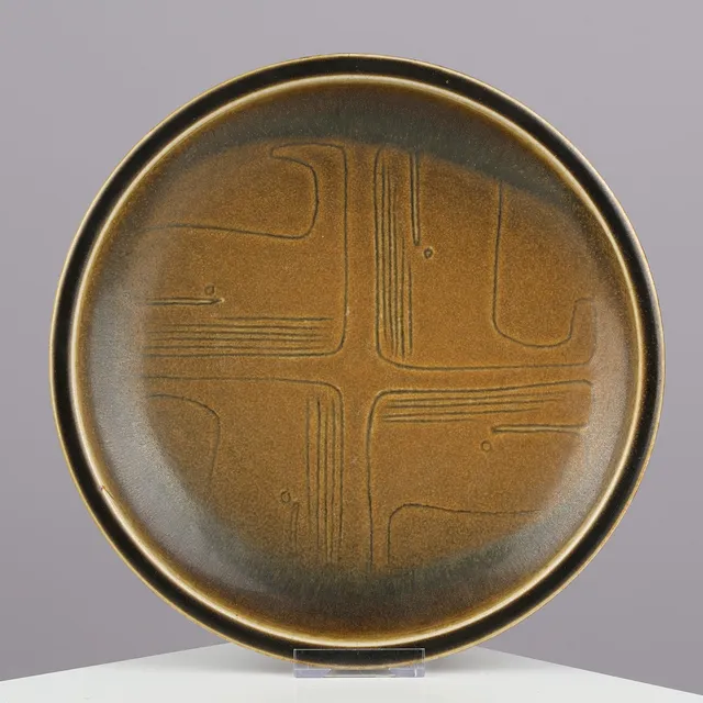EDITH SONNE (1910-1993). Cirkulært fad i hånddrejet, glaseret stentøj med indridset dekoration, Saxbo, Danmark, 1950/60'erne.