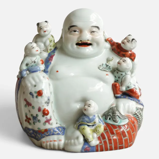"Buddha med børn" / "Buddha with children", glaseret og dekoreret porcelæn. Kina, 20. årh.