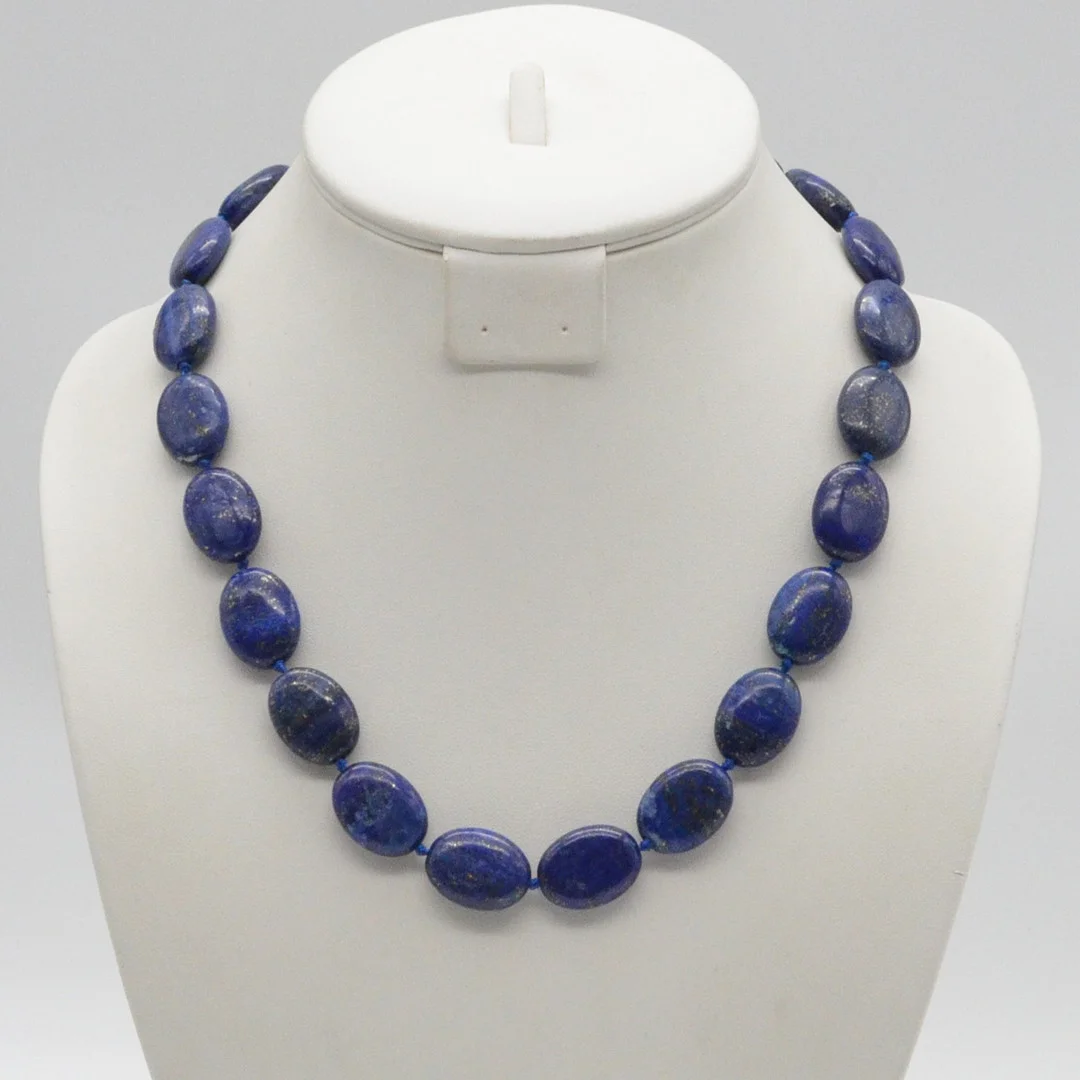 PERLENCOLLIER AUS LAPISLAZULI, FLACHE OVALE PERLEN, HANDPOLIERTE OBERFLÄCHE, EINZELN GEKNÜPFT, VERGOLDETER MAGNETVERSCHLUSS, VINTAGE, CA. 52 CM. — Necklace — Kunst- und Auktionshaus Kleinhenz