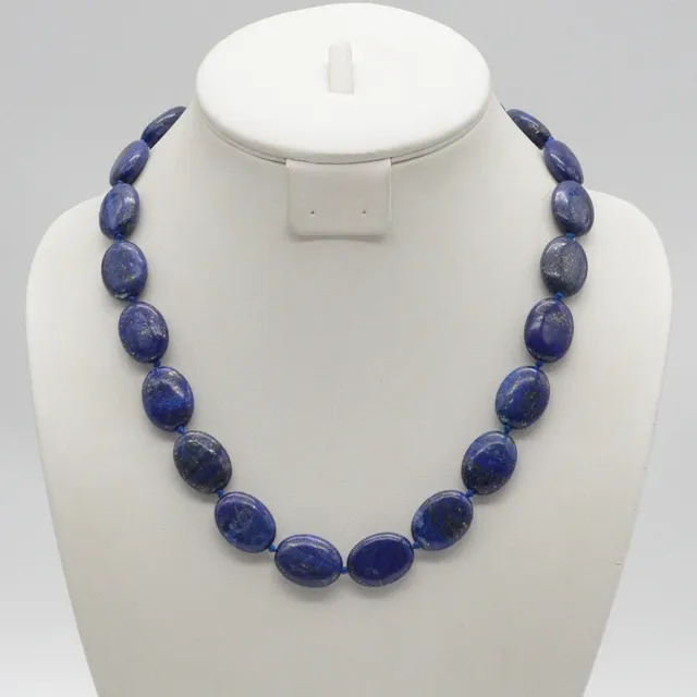 PERLENCOLLIER AUS LAPISLAZULI, FLACHE OVALE PERLEN, HANDPOLIERTE OBERFLÄCHE, EINZELN GEKNÜPFT, VERGOLDETER MAGNETVERSCHLUSS, VINTAGE, CA. 52 CM.