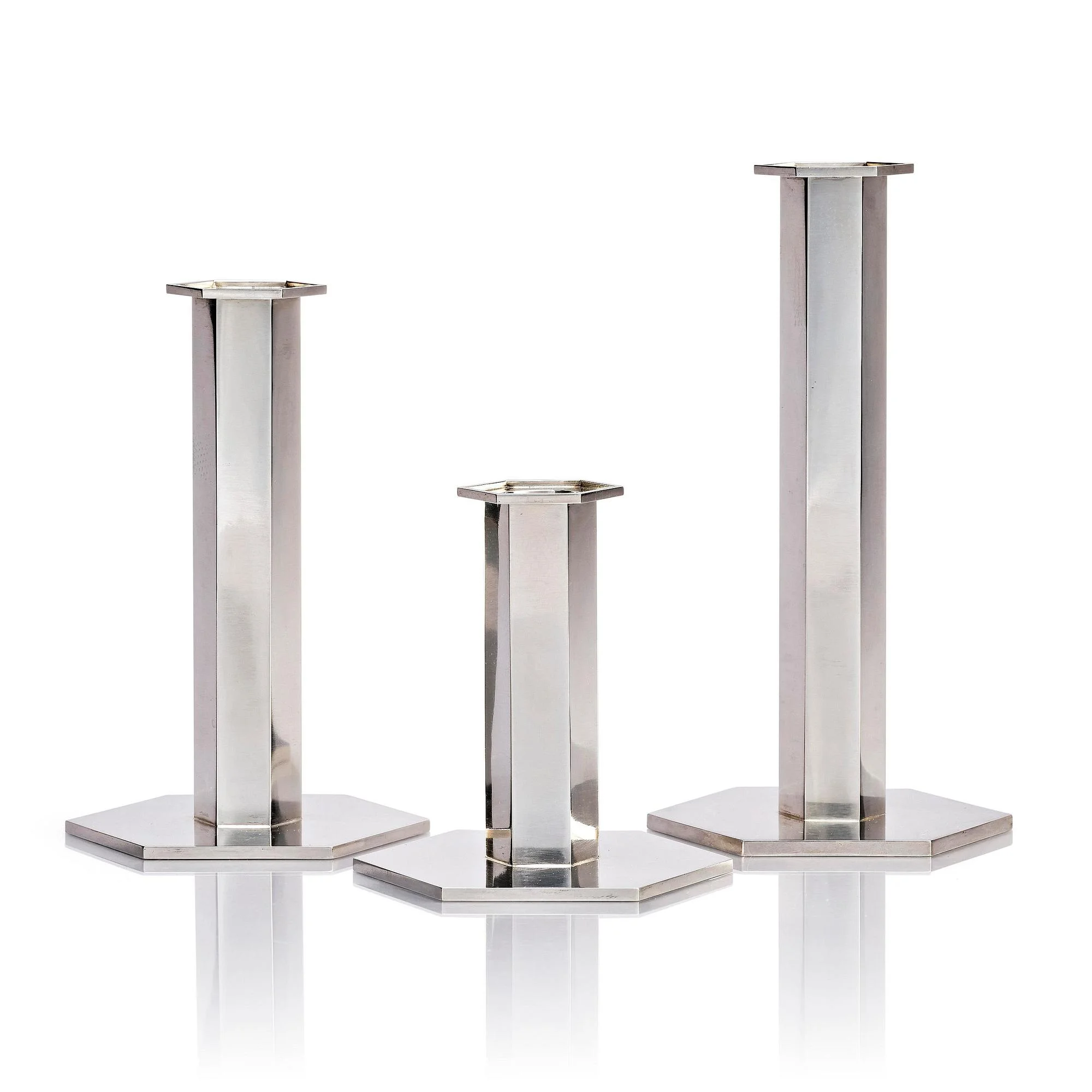 Wiwen Nilsson, ljusstakar, 3 stycken, sterling silver, Lund 1973-1974. — Bukowskis