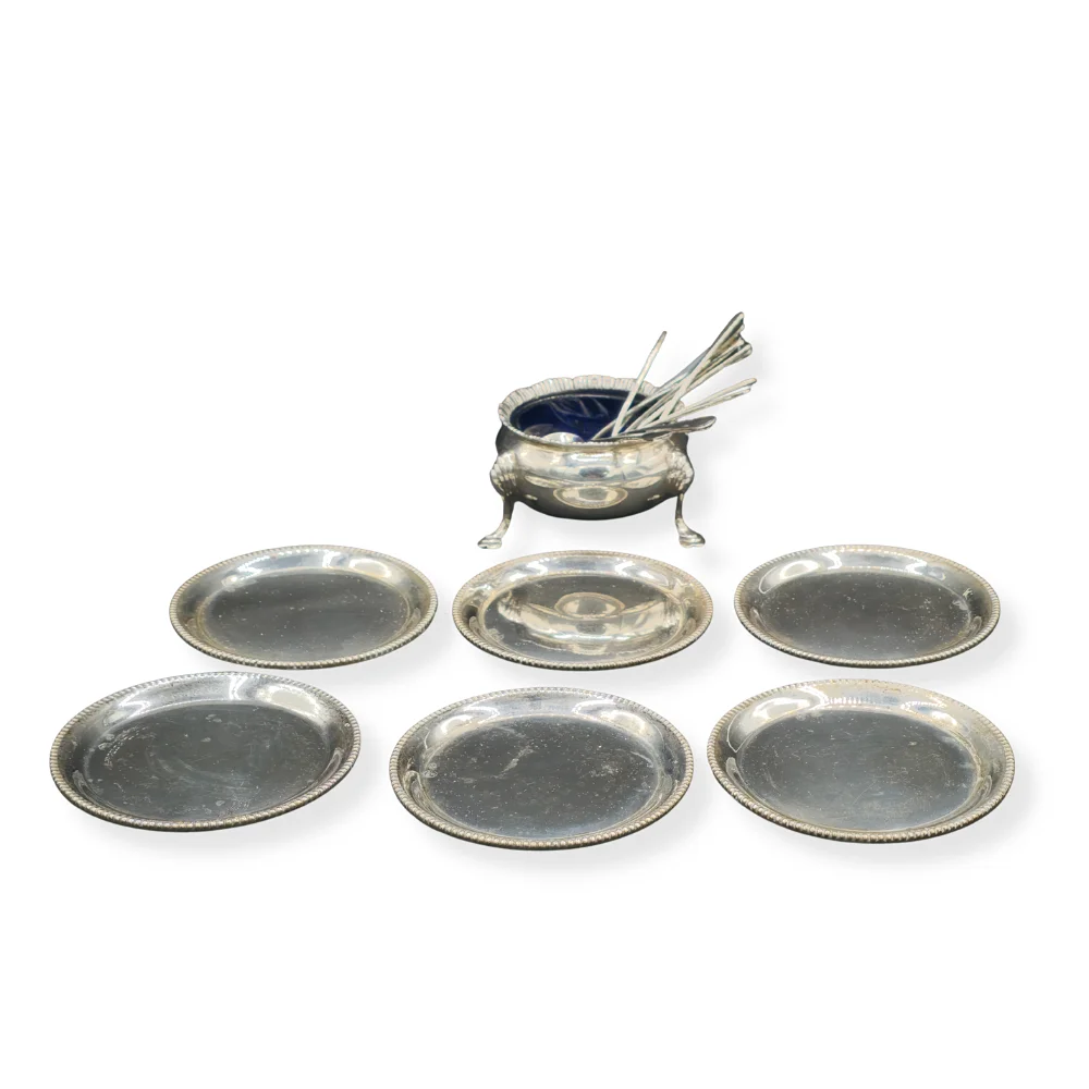 SEIS PLATITOS, AZUCARERO Y 11 CUCHARILLAS EN PLATA PUNZONADA. — Silver — Barcelona Auctions